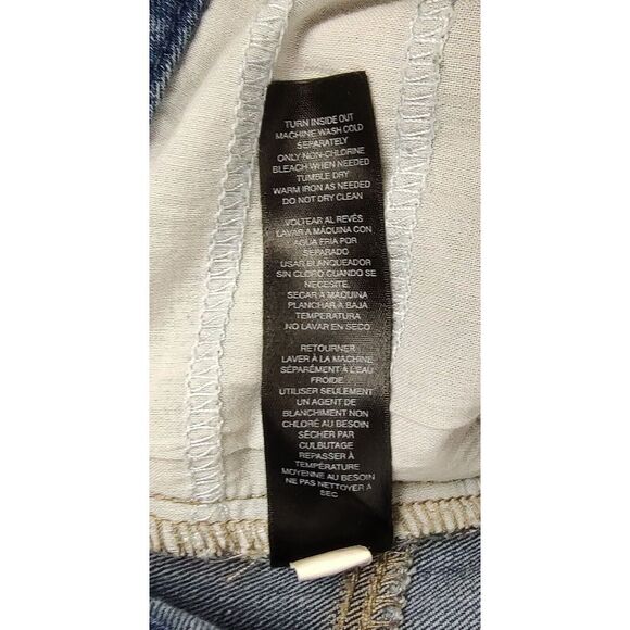 Chicos Jeans Women's 0.5 Short (US 6) Blue Straight Slim Leg Mid Rise Dark Denim - Picture 9 of 10